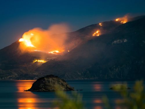 Românii din Rodos: „Au ars multe hoteluri. Catastrofă”. Pompierii români au fost chemați