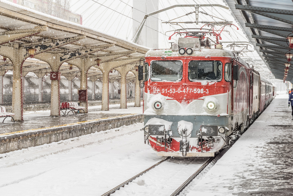 Trenurile CFR, întârzieri majore din cauza condițiilor meteo. Anunțul făcut de CFR