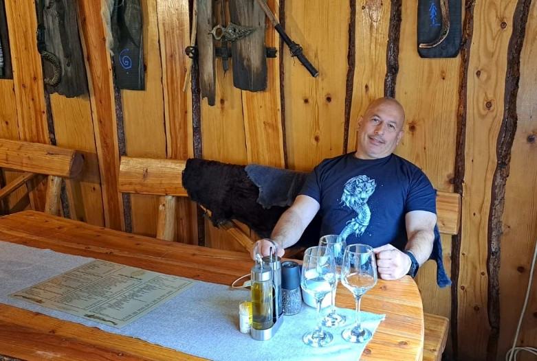 Cum a ajuns Cornel Dinicu, patronul de la Ferma Dacilor, în atenția serviciilor. „Pionul rușilor” a încercat să preia o mină de diamante din Africa