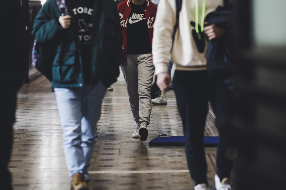 Asprele legi ale Educației. Elevii nu mai au voie cu telefoane mobile la ore şi să fumeze la şcoală