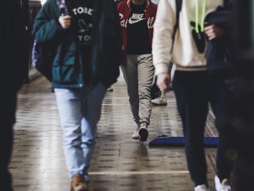 Asprele legi ale Educației. Elevii nu mai au voie cu telefoane mobile la ore şi să fumeze la şcoală