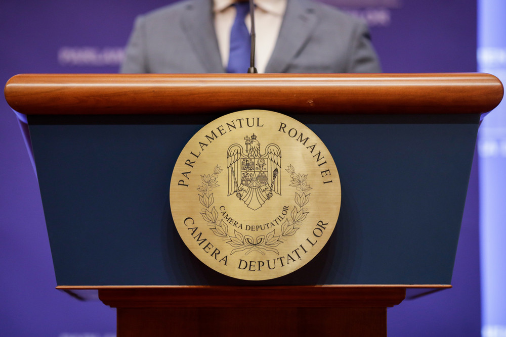 Deputații vor scaune din piele naturală și măsuțe de cafea. Cât va costa noul mobilier