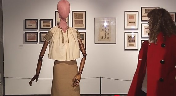 Cea mai veche ie românească, expusă de 1 Decembrie. Cămașa tradițională are 200 de ani