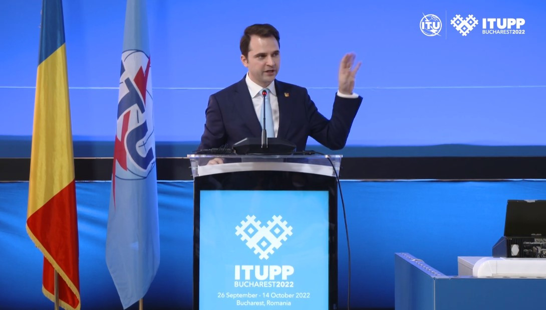 Sebastian Burduja depune plângere penală pentru vandalizarea panourilor sale electorale