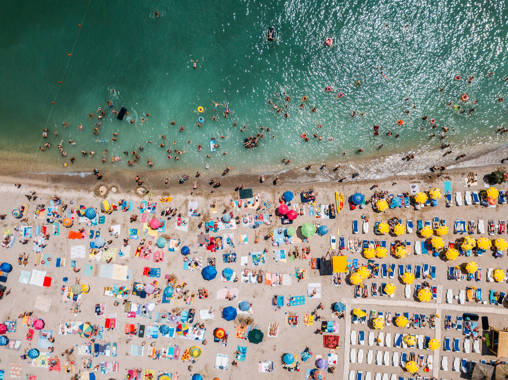 Scandal de proporții în Mamaia, după ce ANPC a închis 8 terase. Angajații au aruncat cu mâncare și scaune în comisari