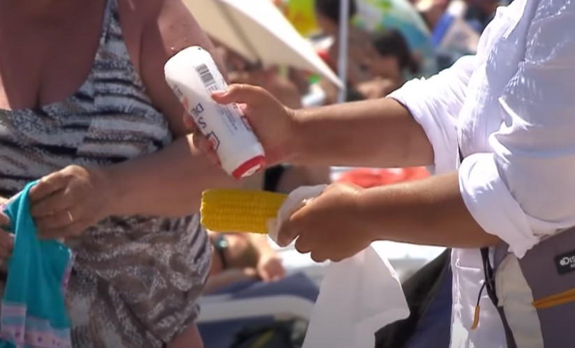 Prețul un porumb fiert pe litoral, calculat bob cu bob. Turiștii plătesc de 10 ori mai mult pentru un porumb la malul mării