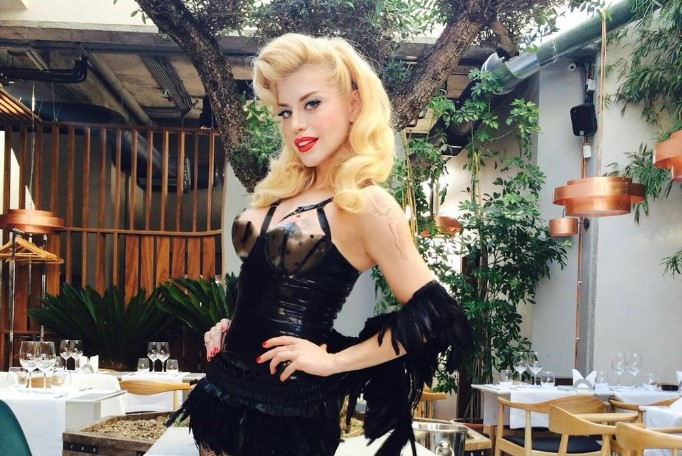 Loredana Groza, ținută de infarct pe litoral. Internauții au criticat-o aspru