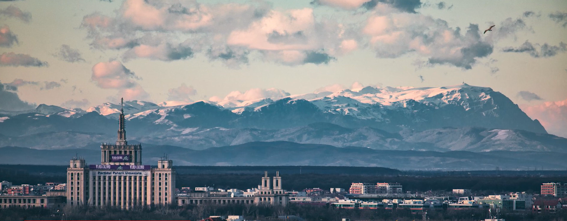 Munții Bucegi, văzuți din București. Locuitorii Capitalei au fotografiat momentul