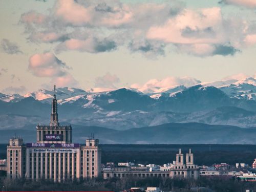 Munții Bucegi, văzuți din București. Locuitorii Capitalei au fotografiat momentul