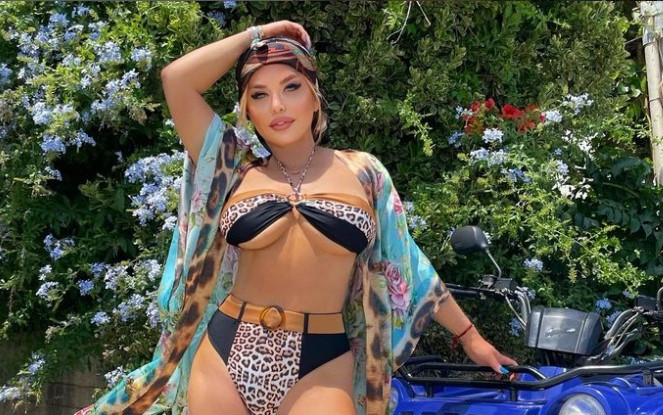 Loredana Groza, ținută de infarct pe litoral. Internauții au criticat-o aspru