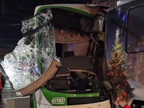 Două tramvaie s-au ciocnit frontal în București. Vatmanii și un călător au fost răniți