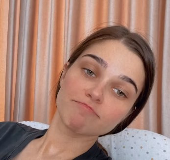 Theo Rose, acuzată de o fană că și-a pus silicoane. Reacția artistei a amuzat pe toată lumea: „E ca nuca în perete”