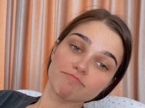 Theo Rose, acuzată de o fană că și-a pus silicoane. Reacția artistei a amuzat pe toată lumea: „E ca nuca în perete”