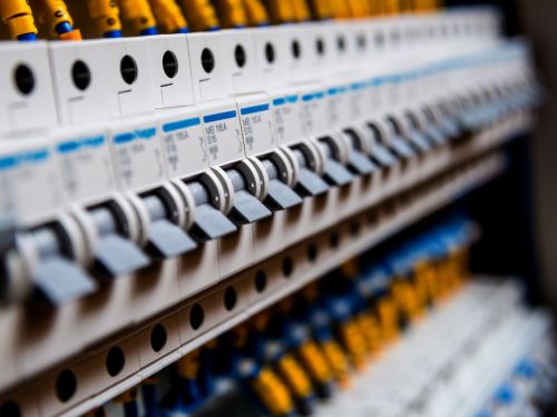 Curent electric „gratis” în România, datorită vremii. Producătorii au plătit furnizorii pentru a le prelua energia