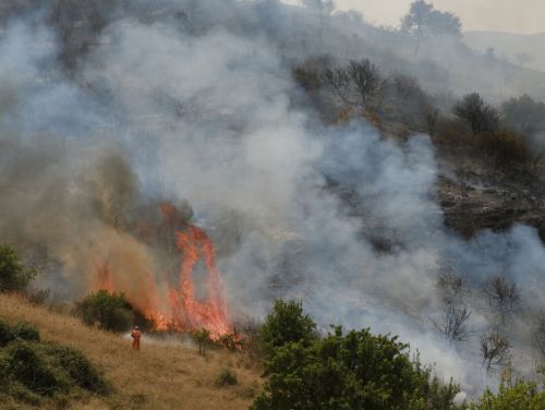 Turiști români evacuați din hoteluri în Turcia din cauza incendiilor de vegetație