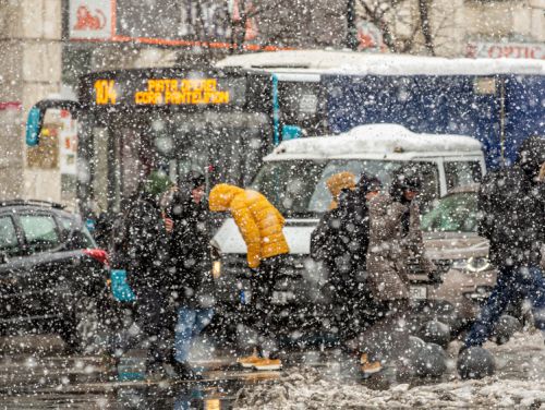 ANM: Cod portocaliu și cod galben de viscol și ninsori. Zonele din țară vizate de prognoza meteo