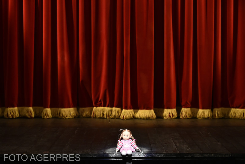 Românii nu dau bani pe cultură. Cu ce au înlocuit mersul la teatru și la cinema