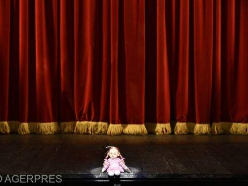 Românii nu dau bani pe cultură. Cu ce au înlocuit mersul la teatru și la cinema