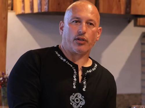 Patronul Fermei Dacilor rămâne după gratii. Magistraţii desemnaţi să decidă soarta inculpaţilor au refuzat să fie prezenți în sală