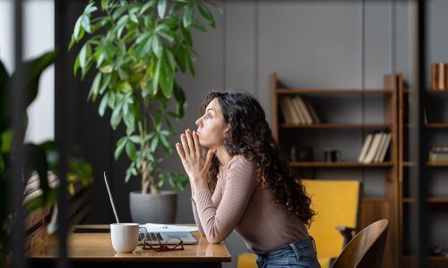 De ce 40% dintre români renunță la concediu și la mâncarea la restaurant? Află motivele surprinzătoare