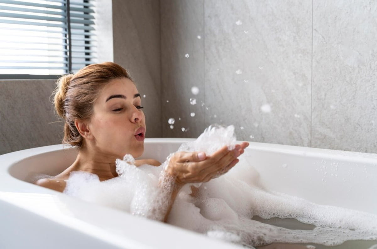 Secretele îngrijirii cotidiene: Care sunt produsele cosmetice pentru corp pe care trebuie să le aveți în baie?