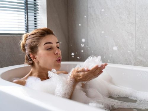 Secretele îngrijirii cotidiene: Care sunt produsele cosmetice pentru corp pe care trebuie să le aveți în baie?