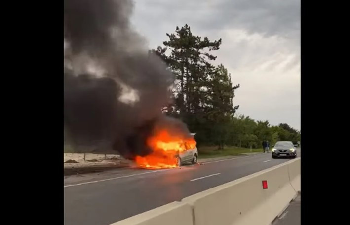 O mașină a luat foc pe DN1. Traficul spre București este blocat