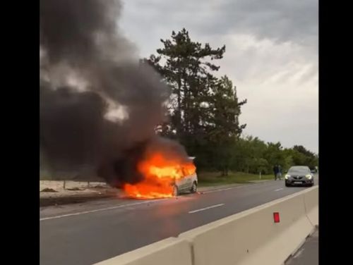 O mașină a luat foc pe DN1. Traficul spre București este blocat