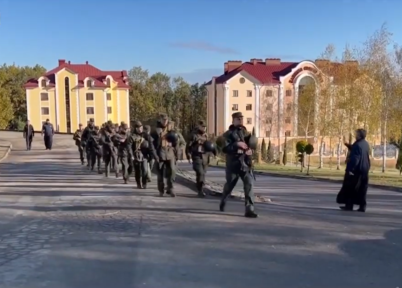 O mănăstire a românilor din Cernăuţi a fost încercuită de militarii ucraineni. „Ce vreţi de la noi? Ce-i bătaia asta de joc?”