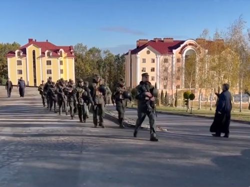 O mănăstire a românilor din Cernăuţi a fost încercuită de militarii ucraineni. „Ce vreţi de la noi? Ce-i bătaia asta de joc?”