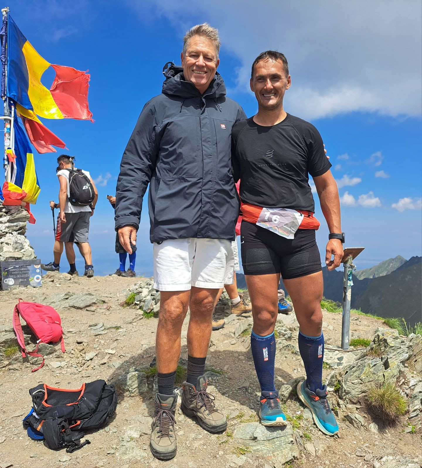 Cât costă geaca purtată de Klaus Iohannis în drumeția pe vârful Moldoveanu. Mulți români nu și-o permit