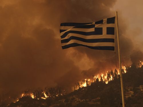 Grecia, în a treia zi de luptă cu flăcările. Oamenii lasă tot în urmă și fug din calea dezastrului