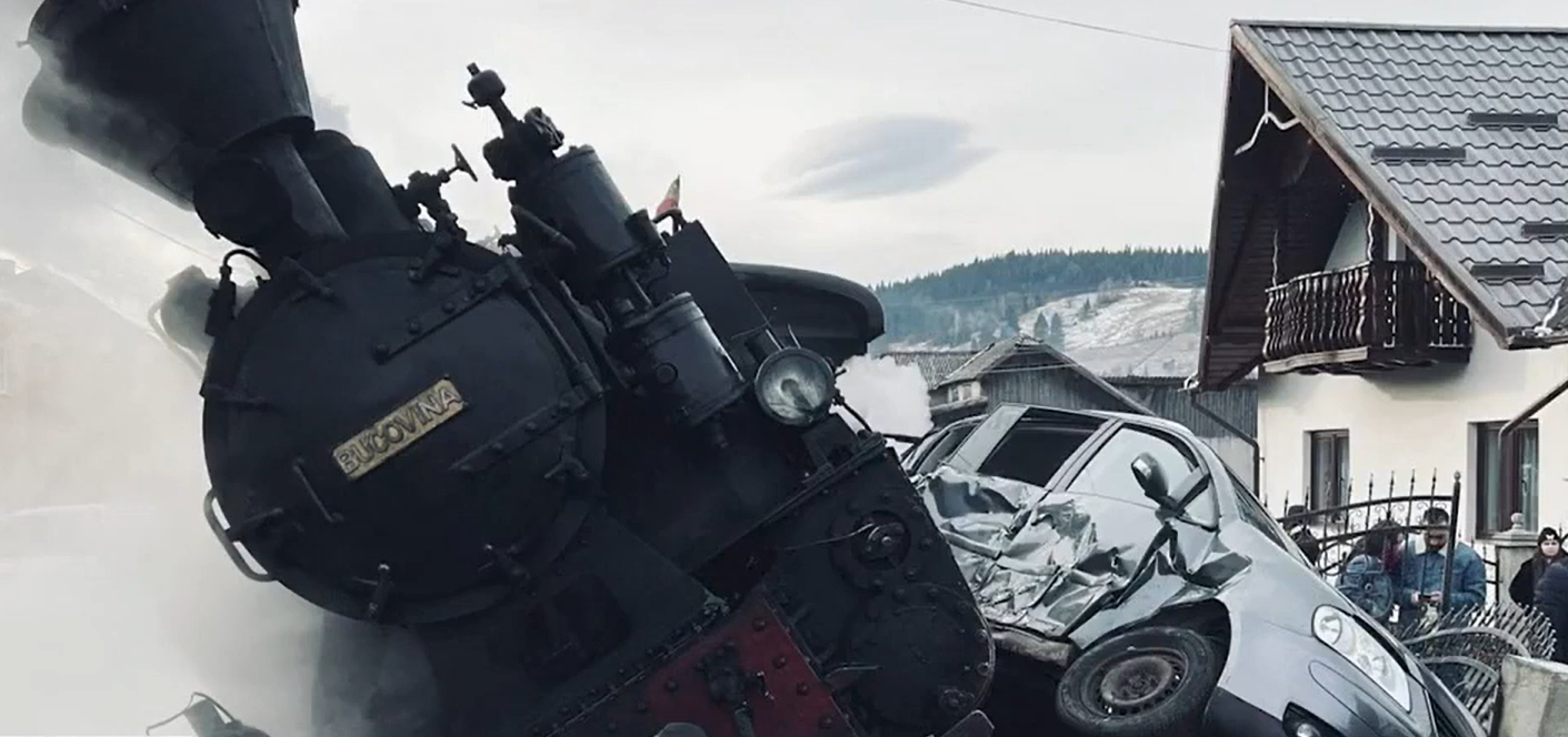 O mașină a intrat în Mocănița Huțulca Moldovița. 20 de turiști se aflau în tren în momentul impactului