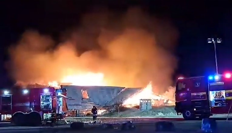Incendiu violent la o pensiune din satul Tohani, în Prahova. A fost activat Planul Roșu de intervenție