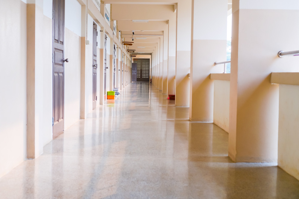 Primele propuneri după cazul profesoarelor atacate și umilite: percheziții și scannere în școli pentru elevi