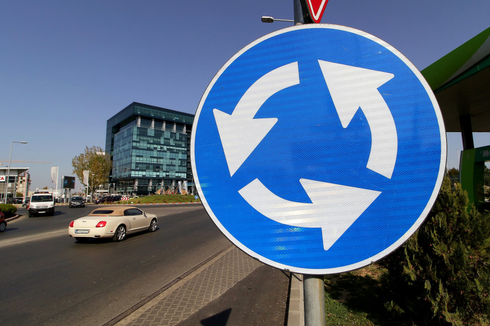 Schimbări importante în regulile de circulație. Poliția a anunțat cum se circulă acum în sensul giratoriu: „Vechea practică nu mai e valabilă”