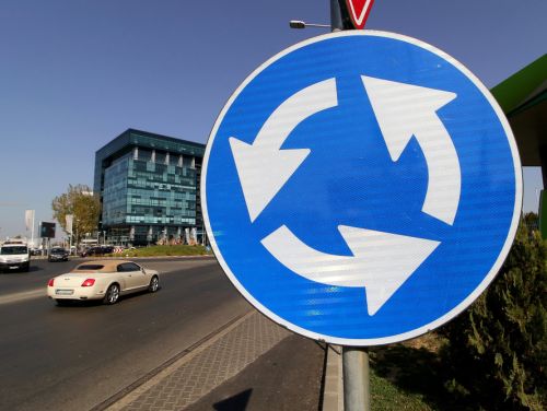Schimbări importante în regulile de circulație. Poliția a anunțat cum se circulă acum în sensul giratoriu: „Vechea practică nu mai e valabilă”