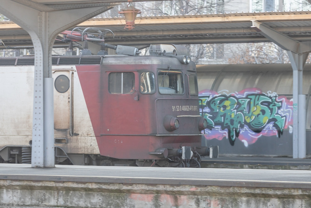 Două locomotive de tren s-au ciocnit violent la Roșiori. CFR pornește o anchetă internă