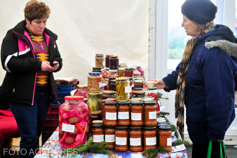 Zacusca, mai puțină și mai scumpă. Românii preferă să o cumpere din magazine decât să o facă acasă