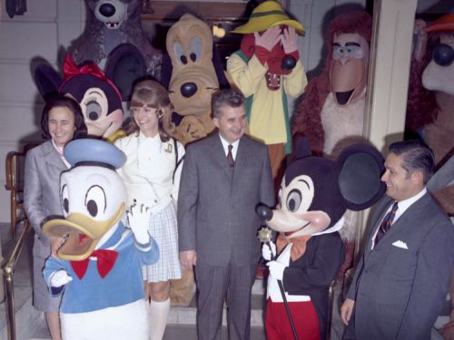 Cum a ajuns Nicolae Ceaușescu să fie primul lider comunist la celebrul parc de distracții Disneyland. După Mickey Mouse, s-a întâlnit cu Richard Nixon