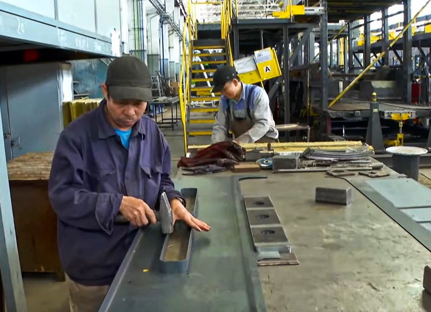 Vrem muncitori străini, dar nu-i primim prea ușor. Motivul pentru care dosarele de viză sunt respinse pe bandă rulantă