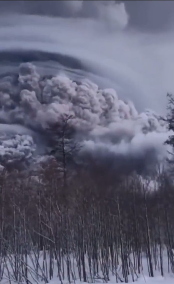 Vulcanul Şiveluci din Rusia a erupt. S-au format coloane de cenuşă cu o înălţime de 10 kilometri. Cod roșu pentru aviație