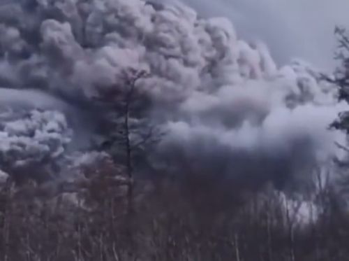 Vulcanul Şiveluci din Rusia a erupt. S-au format coloane de cenuşă cu o înălţime de 10 kilometri. Cod roșu pentru aviație