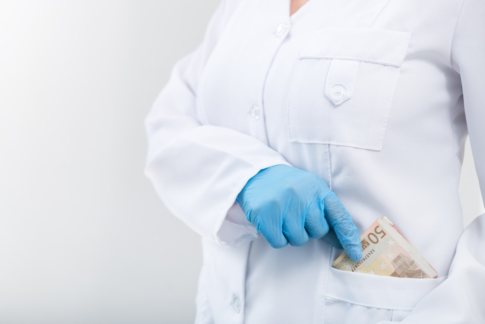 Percheziții în Brașov, Iași și Neamț: Medici bănuiți că au luat mită și au făcut falsuri