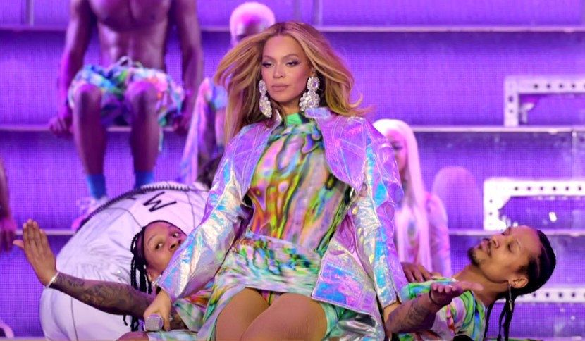 Beyonce, îmbrăcată de un designer român. Este din Bacău, are numai 24 de ani, iar creațiile sale sunt fabuloase
