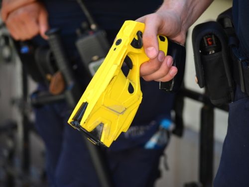 Polițiștii din București ar putea primi pistoale cu electroșocuri. Vor fi antrenați de foști luptători din trupele speciale