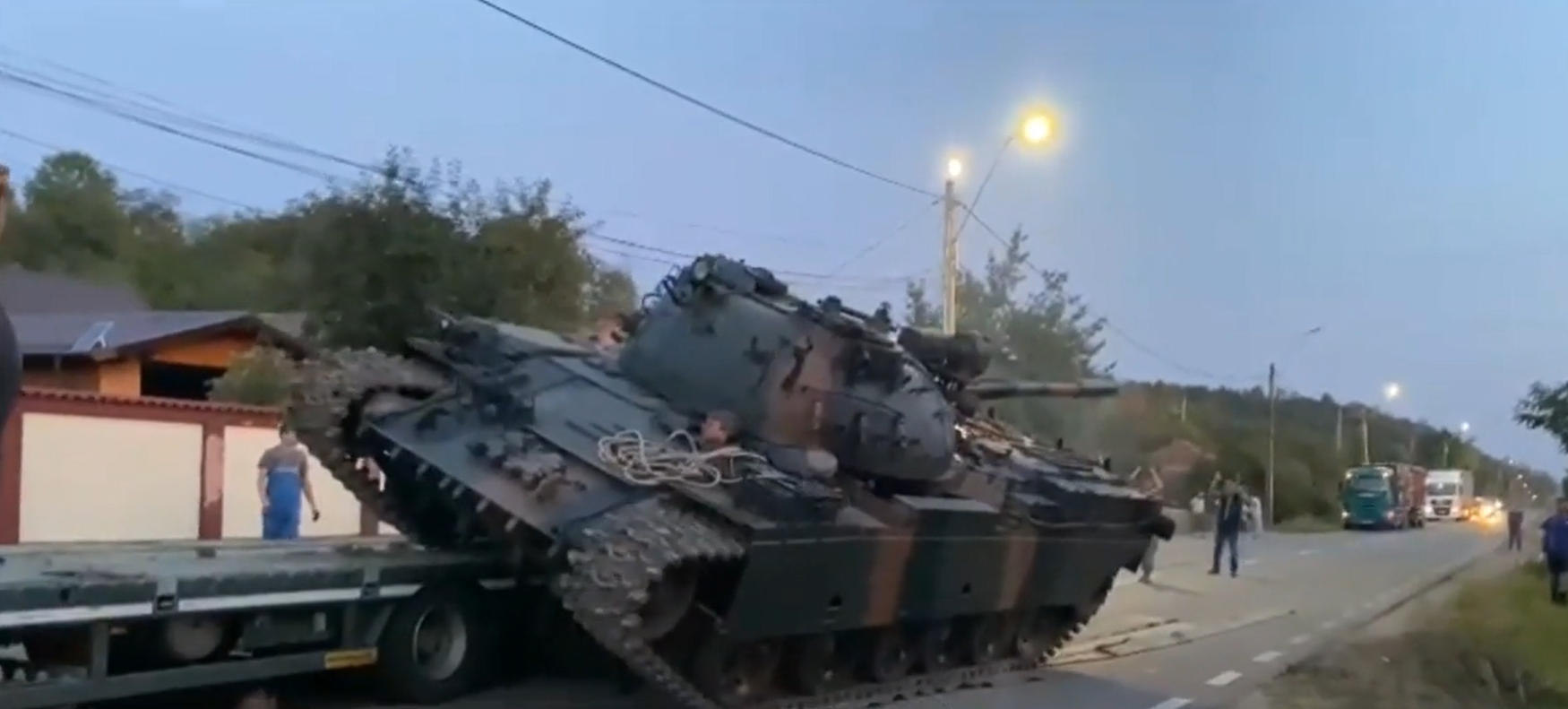 Un tanc al Armatei Române s-a răsturnat în apropierea unei biserici din județul Bacău