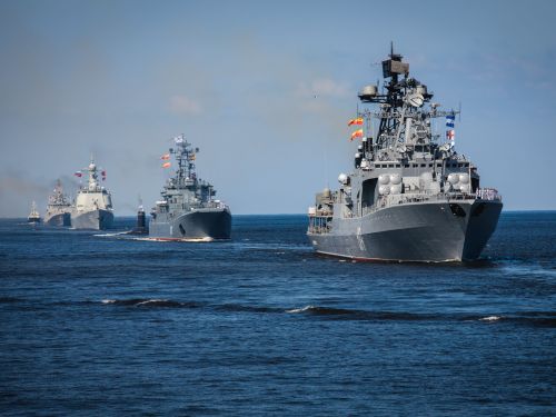 O navă de război din Rusia a tras într-un vapor care transporta marfă în Marea Neagră