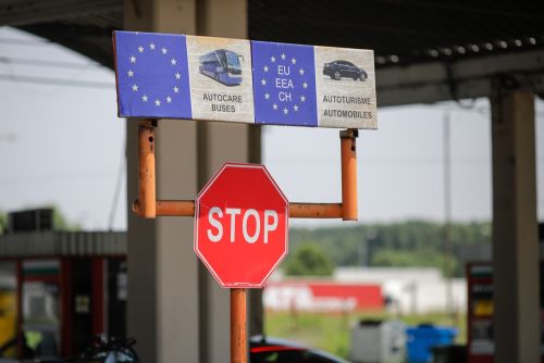 Sondaj INSCOP: 60% dintre români consideră că aderarea la Schengen este blocată din motive economice