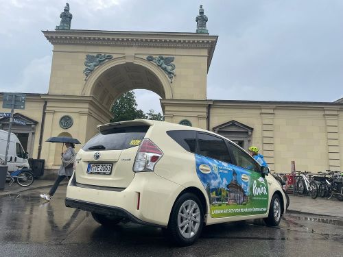 Mesajele surprinzătoare de pe taxiurile germane care promovează România: Vezi fotografiile!